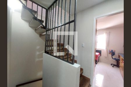 Escada de casa de condomínio para alugar com 3 quartos, 163m² em Vila do Castelo, São Paulo