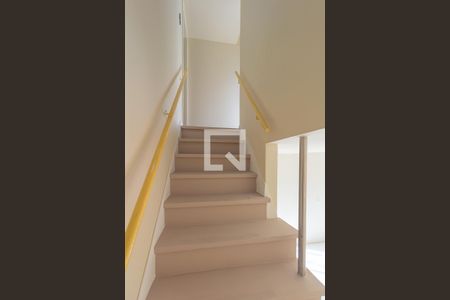 Escada de casa de condomínio para alugar com 2 quartos, 119m² em Centro, Canoas