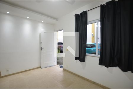 Sala de casa de condomínio para alugar com 2 quartos, 68m² em Jacarepaguá, Rio de Janeiro