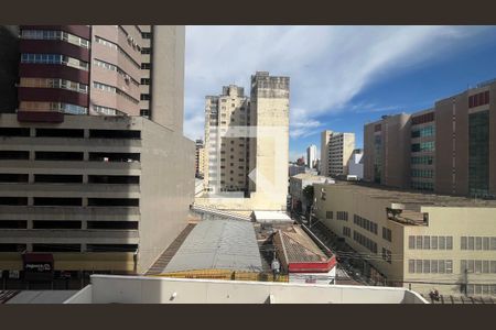 Vista/Quarto de apartamento à venda com 2 quartos, 57m² em Centro, Campinas
