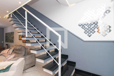 Escada de casa à venda com 3 quartos, 131m² em Vila Nivi, São Paulo