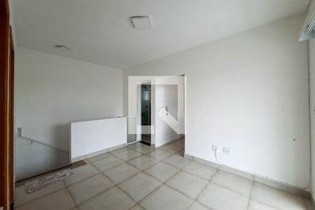 Sala de casa de condomínio para alugar com 2 quartos, 66m² em Maracanã, Praia Grande
