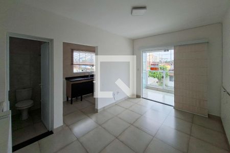 Sala de casa de condomínio para alugar com 2 quartos, 66m² em Maracanã, Praia Grande