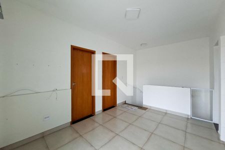 Sala de casa de condomínio para alugar com 2 quartos, 66m² em Maracanã, Praia Grande