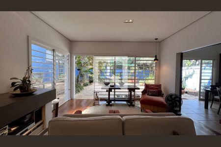 Sala de casa à venda com 5 quartos, 230m² em Alto de Pinheiros, São Paulo