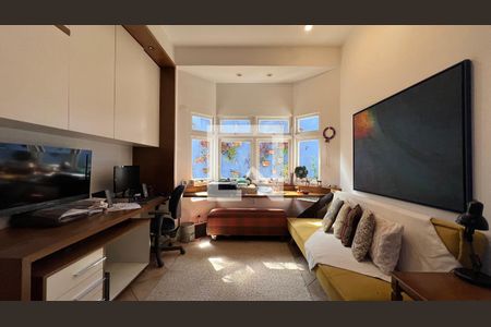 Sala de TV de casa à venda com 5 quartos, 230m² em Alto de Pinheiros, São Paulo
