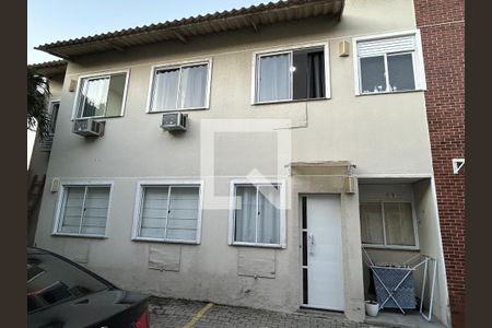 Fachada do bloco de apartamento para alugar com 3 quartos, 72m² em Jardim Sulacap, Rio de Janeiro