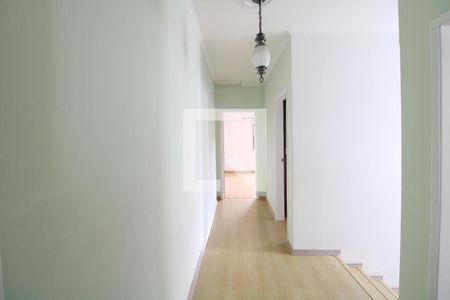 Corredor  de casa à venda com 3 quartos, 240m² em Jardim Itacolomi, São Paulo