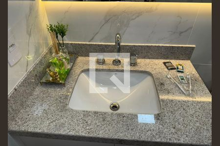 Banheiro de apartamento à venda com 1 quarto, 30m² em Auxiliadora, Porto Alegre