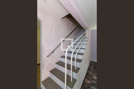 Sala - Acesso ao 2º andar de casa à venda com 2 quartos, 210m² em Vila da Penha, Rio de Janeiro