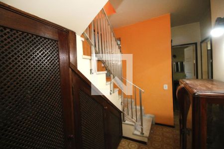 Sala - Escada 2º piso de casa para alugar com 4 quartos, 297m² em Brás de Pina, Rio de Janeiro