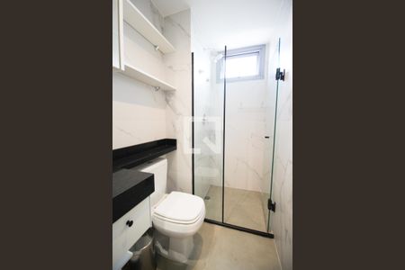 Banheiro de kitnet/studio para alugar com 1 quarto, 24m² em Indianópolis, São Paulo