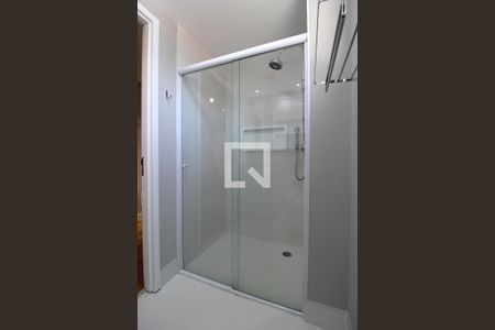 Banheiro de kitnet/studio para alugar com 1 quarto, 21m² em Indianópolis, São Paulo