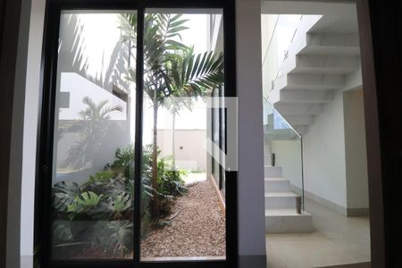 Jardim de casa de condomínio para alugar com 4 quartos, 270m² em Granja Marileusa, Uberlândia