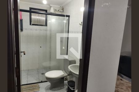 Banheiro de apartamento para alugar com 1 quarto, 58m² em Guilhermina, Praia Grande