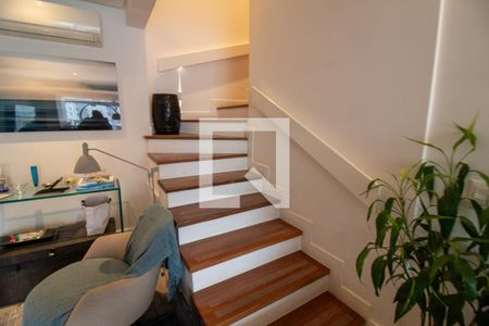 Escada de apartamento à venda com 2 quartos, 106m² em Vila Cordeiro, São Paulo