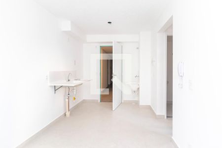 Sala/Cozinha de apartamento para alugar com 2 quartos, 33m² em Vila Carmosina, São Paulo