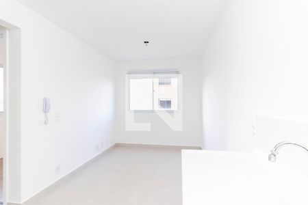 Sala/Cozinha de apartamento para alugar com 2 quartos, 33m² em Vila Carmosina, São Paulo