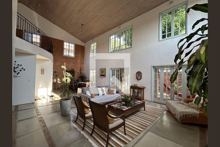 Casa à venda com 3 quartos, 300m² em Cidade São Francisco, São Paulo