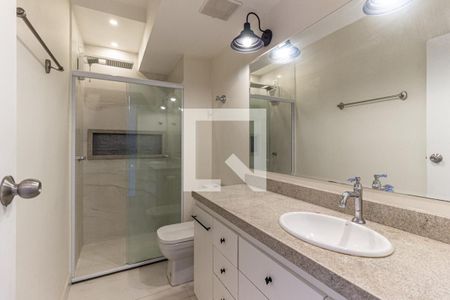 Banheiro de apartamento à venda com 1 quarto, 64m² em Vila Buarque, São Paulo