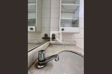 Banheiro de apartamento à venda com 1 quarto, 55m² em Cambuí, Campinas