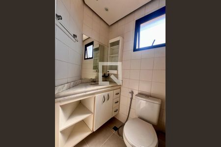 Banheiro de apartamento à venda com 1 quarto, 55m² em Cambuí, Campinas