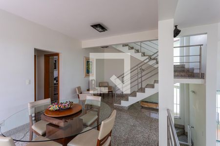 Sala de casa à venda com 5 quartos, 480m² em Santa Tereza, Belo Horizonte