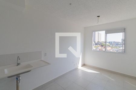 Sala/Cozinha de apartamento para alugar com 2 quartos, 32m² em Vila Carmosina, São Paulo