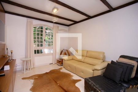 Sala de casa de condomínio à venda com 3 quartos, 200m² em Cristal, Porto Alegre