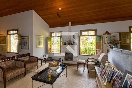 Sala com Lareira de casa de condomínio à venda com 4 quartos, 500m² em Retiro do Chale, Brumadinho