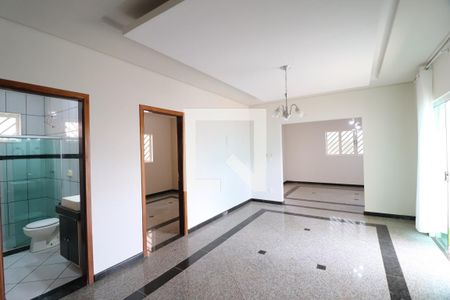 Sala de casa para alugar com 7 quartos, 370m² em Alto Umuarama, Uberlândia