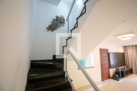 Escada de casa à venda com 5 quartos, 300m² em Jardim Textil, São Paulo