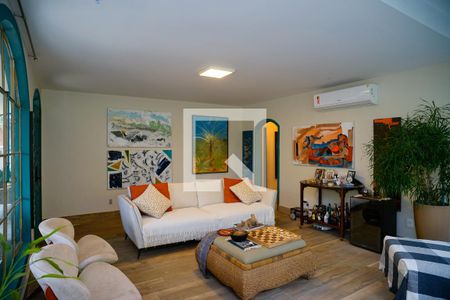 Sala de casa de condomínio à venda com 4 quartos, 860m² em Pendotiba, Niterói