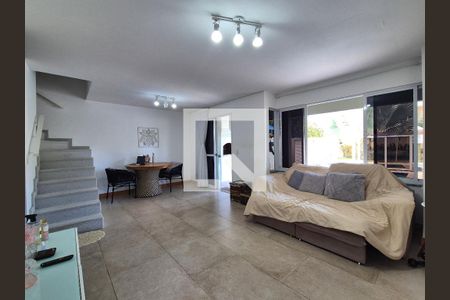 Sala de casa de condomínio à venda com 3 quartos, 180m² em Vargem Pequena, Rio de Janeiro