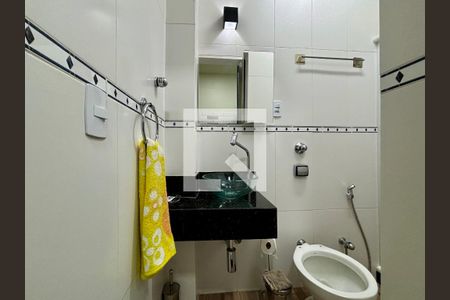 Banheiro social de kitnet/studio para alugar com 1 quarto, 40m² em Copacabana, Rio de Janeiro