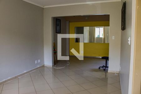 Sala de casa de condomínio para alugar com 2 quartos, 80m² em Cemucam, Cotia
