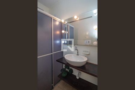 Banheiro de apartamento à venda com 1 quarto, 42m² em Menino Deus, Porto Alegre