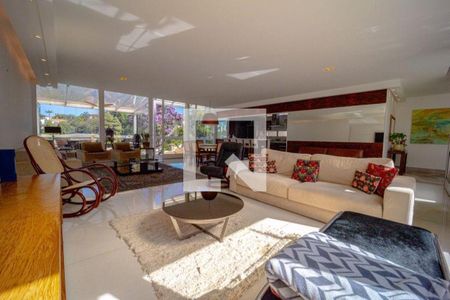 Casa à venda com 3 quartos, 300m² em Pacaembu, São Paulo