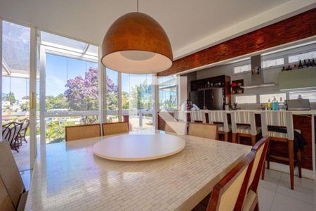 Casa à venda com 3 quartos, 300m² em Pacaembu, São Paulo