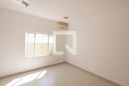 Sala de TV de casa de condomínio para alugar com 4 quartos, 310m² em Nova Uberlândia, Uberlândia