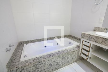 Banheiro da Suíte 1 de casa de condomínio para alugar com 4 quartos, 310m² em Nova Uberlândia, Uberlândia