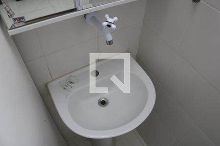 Banheiro de kitnet/studio para alugar com 1 quarto, 24m² em Água Branca, São Paulo