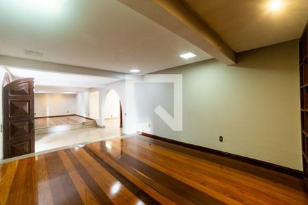Sala de casa para alugar com 8 quartos, 360m² em Santo Antônio, Belo Horizonte
