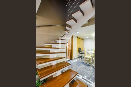 Escada de casa à venda com 4 quartos, 242m² em Utinga, Santo André