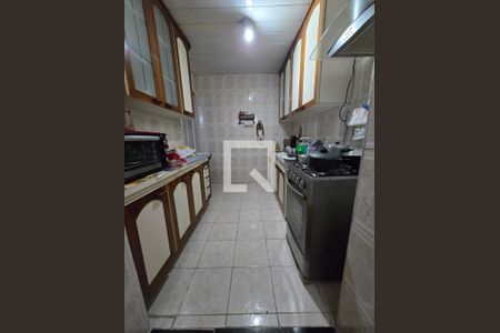 Cozinha de casa de condomínio para alugar com 2 quartos, 80m² em Bonsucesso, Rio de Janeiro