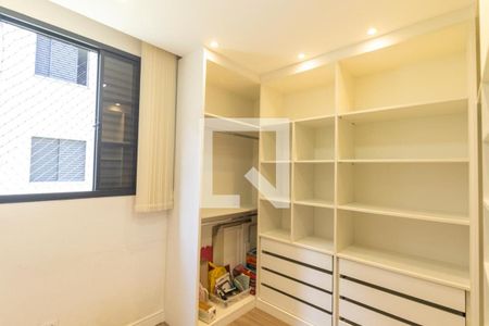 Closet de apartamento para alugar com 2 quartos, 65m² em Xaxim, Curitiba