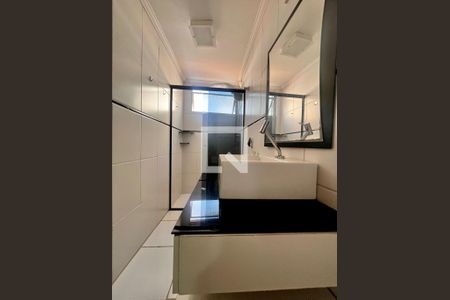 Banheiro de apartamento à venda com 1 quarto, 55m² em Centro, Campinas