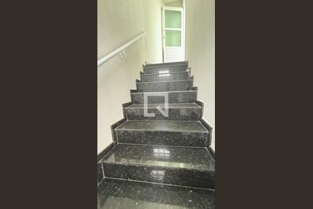 Escada de apartamento para alugar com 2 quartos, 85m² em Pinheirinho, Santo André