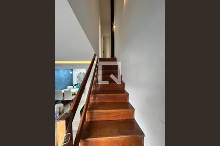 Escada de casa de condomínio à venda com 2 quartos, 97m² em Humaitá, Porto Alegre
