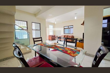 Sala de casa à venda com 4 quartos, 217m² em Sagrada Família, Belo Horizonte